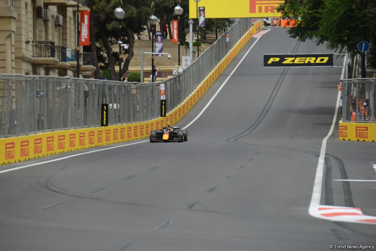 В Баку стартовали свободные заезды FIA F2 Гран-при Азербайджана (ФОТО)
