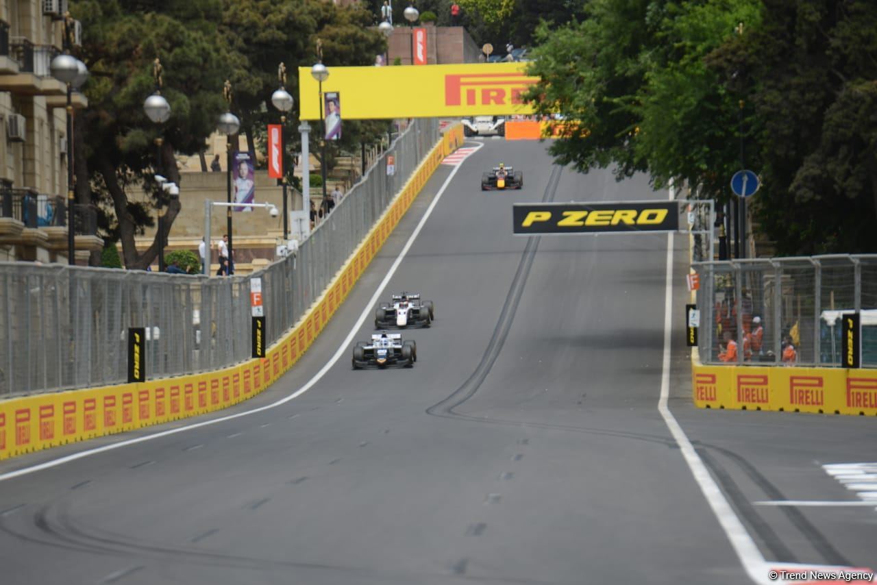 В Баку стартовали свободные заезды FIA F2 Гран-при Азербайджана (ФОТО)