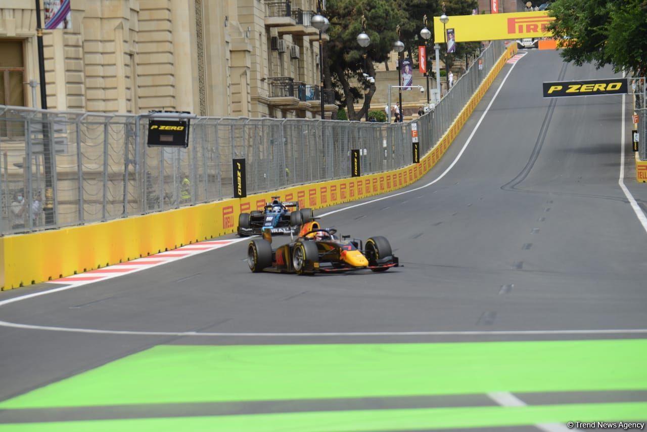 В Баку стартовали свободные заезды FIA F2 Гран-при Азербайджана (ФОТО)