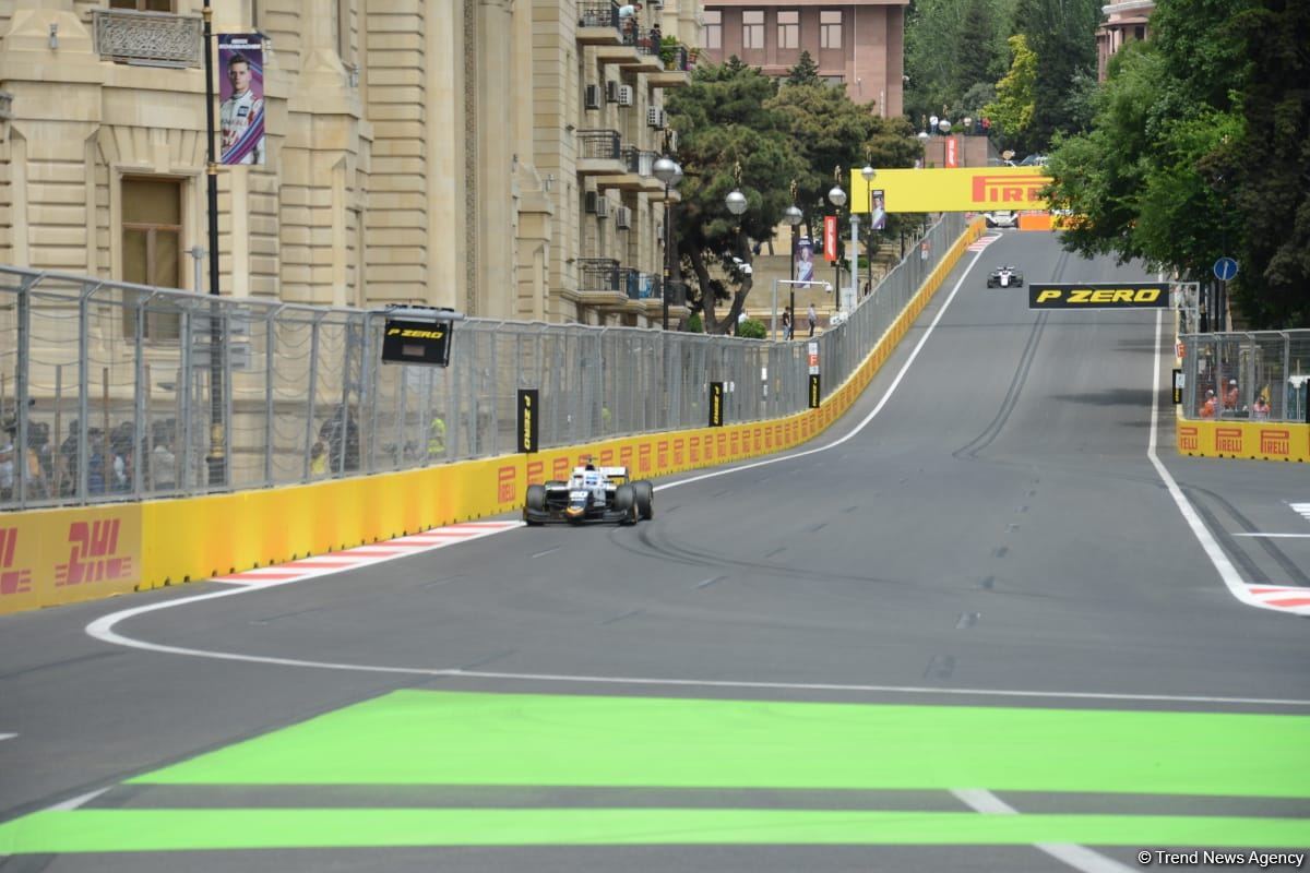 В Баку стартовали свободные заезды FIA F2 Гран-при Азербайджана (ФОТО)