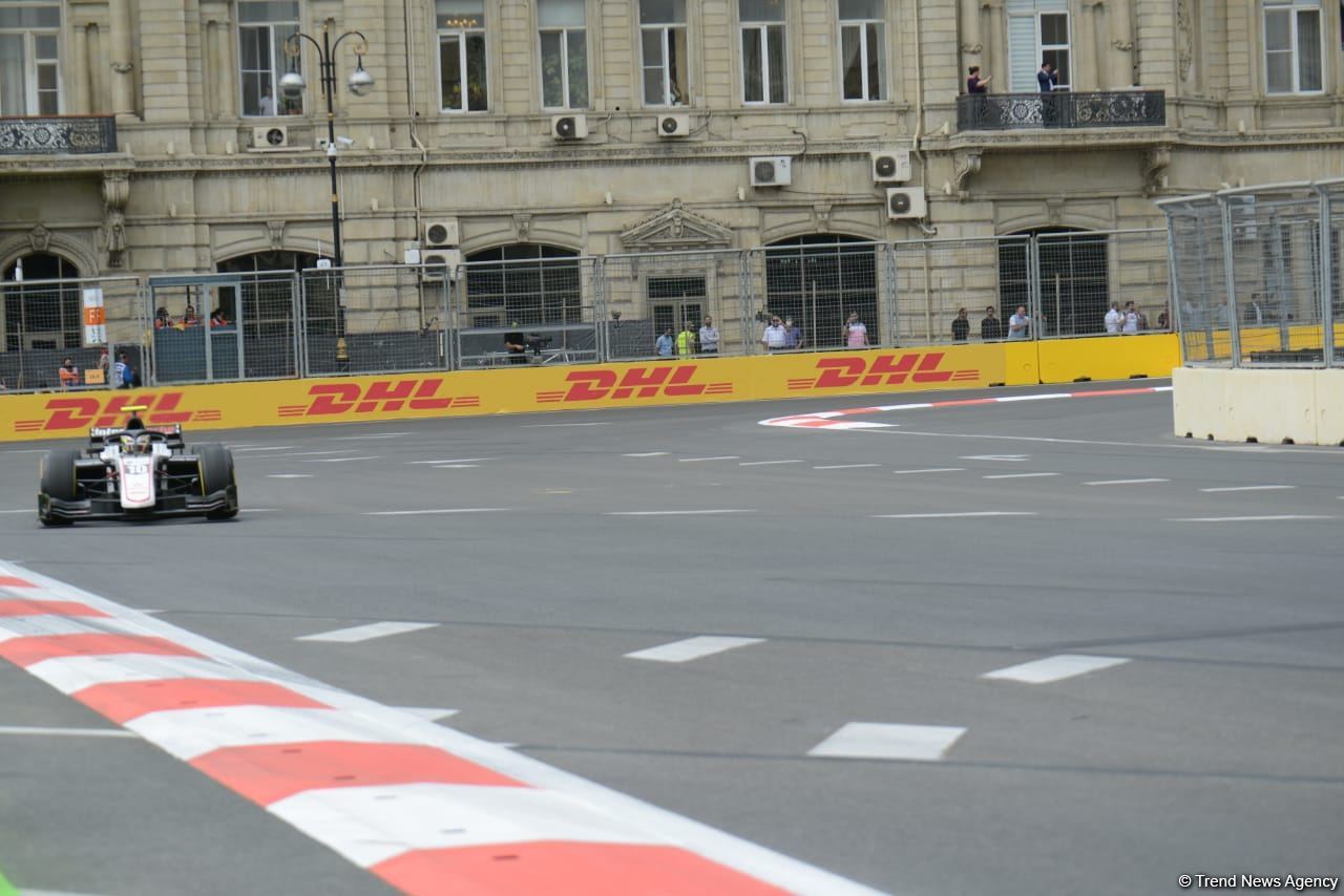 В Баку стартовали свободные заезды FIA F2 Гран-при Азербайджана (ФОТО)