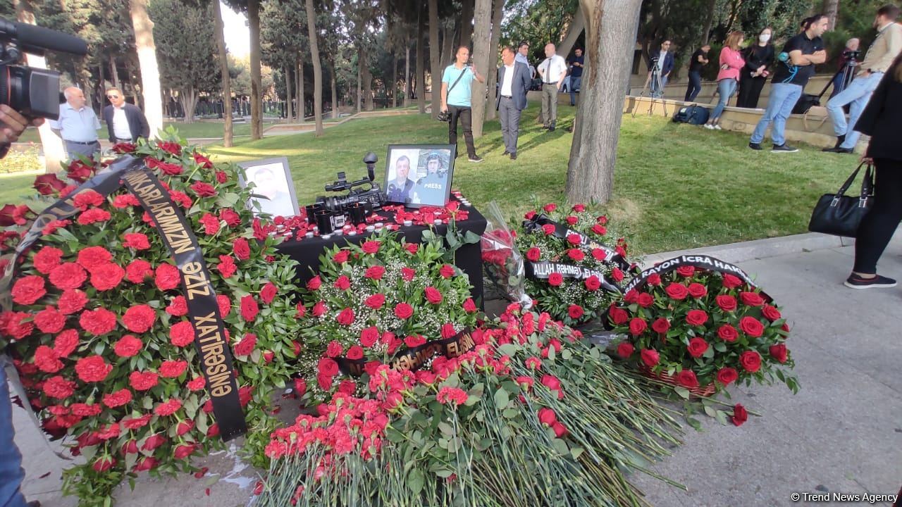 В Баку чтят память журналистов, погибших в результате подрыва на мине в Кельбаджаре (ФОТО)