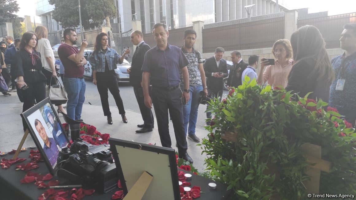 В Баку чтят память журналистов, погибших в результате подрыва на мине в Кельбаджаре (ФОТО)