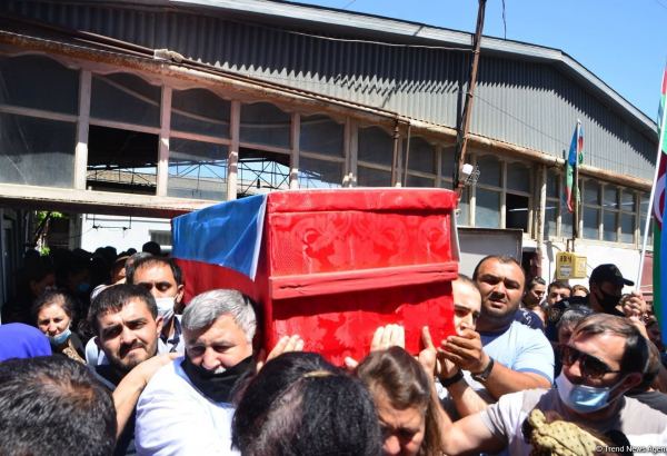 В Баку провожают в последний путь шехида-журналиста (ФОТО)