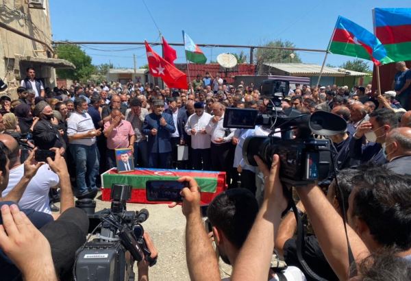 В Сумгайыте провожают в последний путь оператора AzTV Сираджа Абышова (ФОТО)