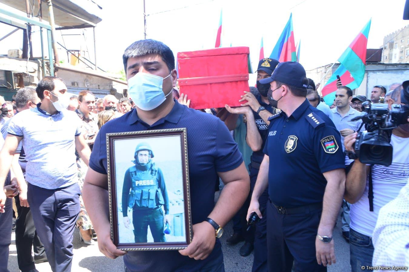 В Баку провожают в последний путь шехида-журналиста (ФОТО)