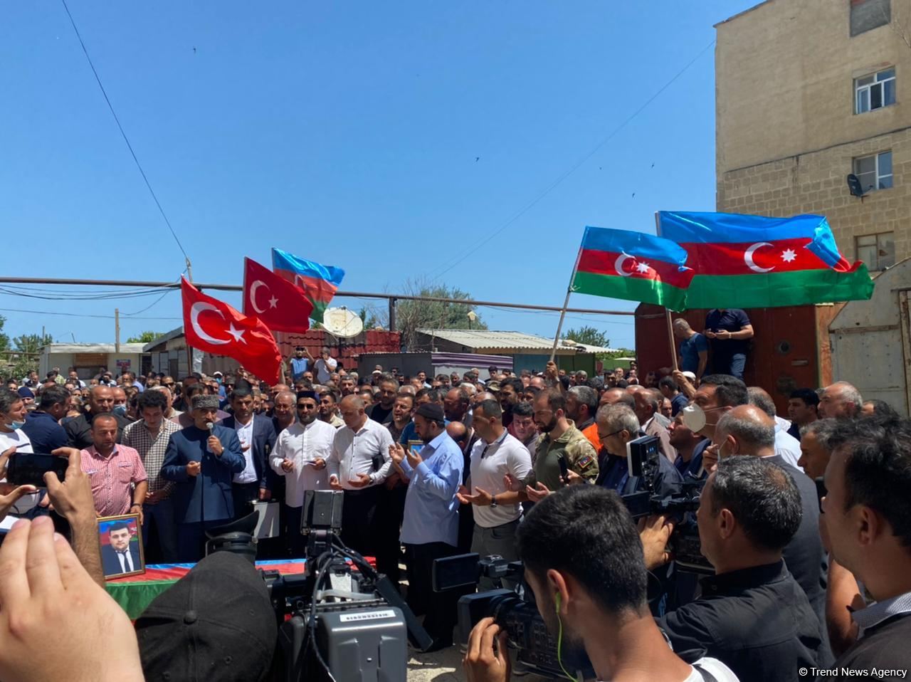 В Сумгайыте провожают в последний путь оператора AzTV Сираджа Абышова (ФОТО)