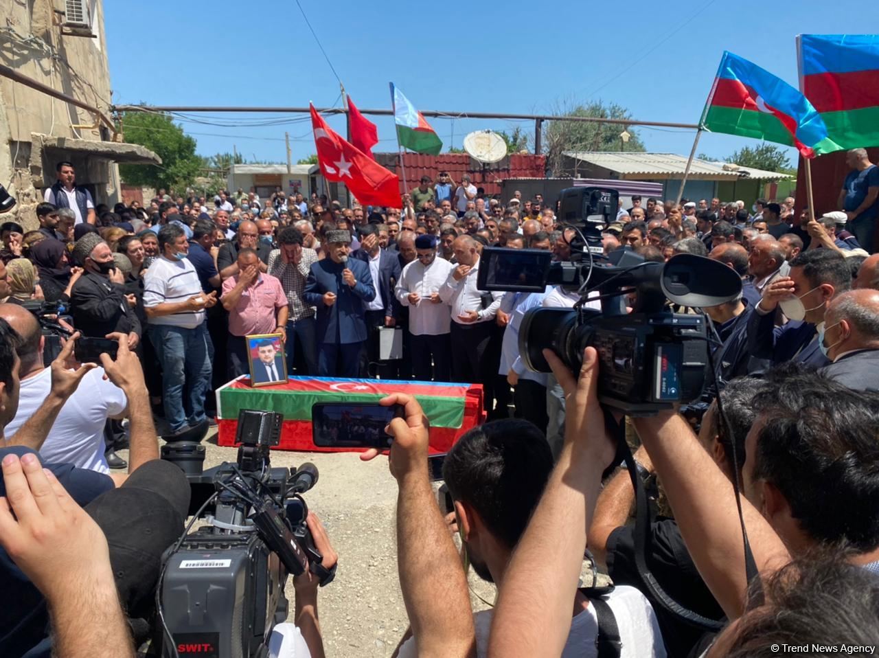 В Сумгайыте провожают в последний путь оператора AzTV Сираджа Абышова (ФОТО)