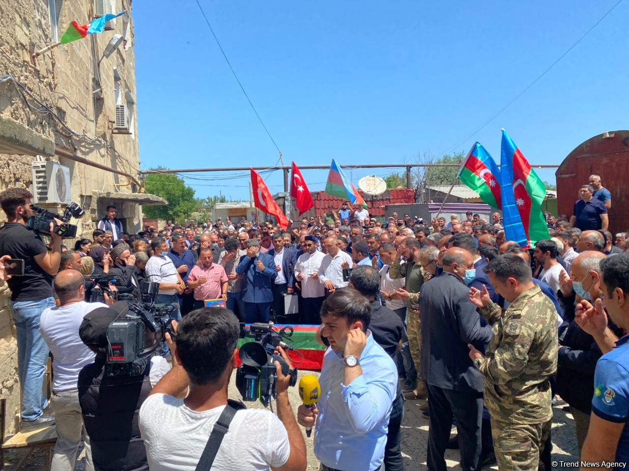 В Сумгайыте провожают в последний путь оператора AzTV Сираджа Абышова (ФОТО)