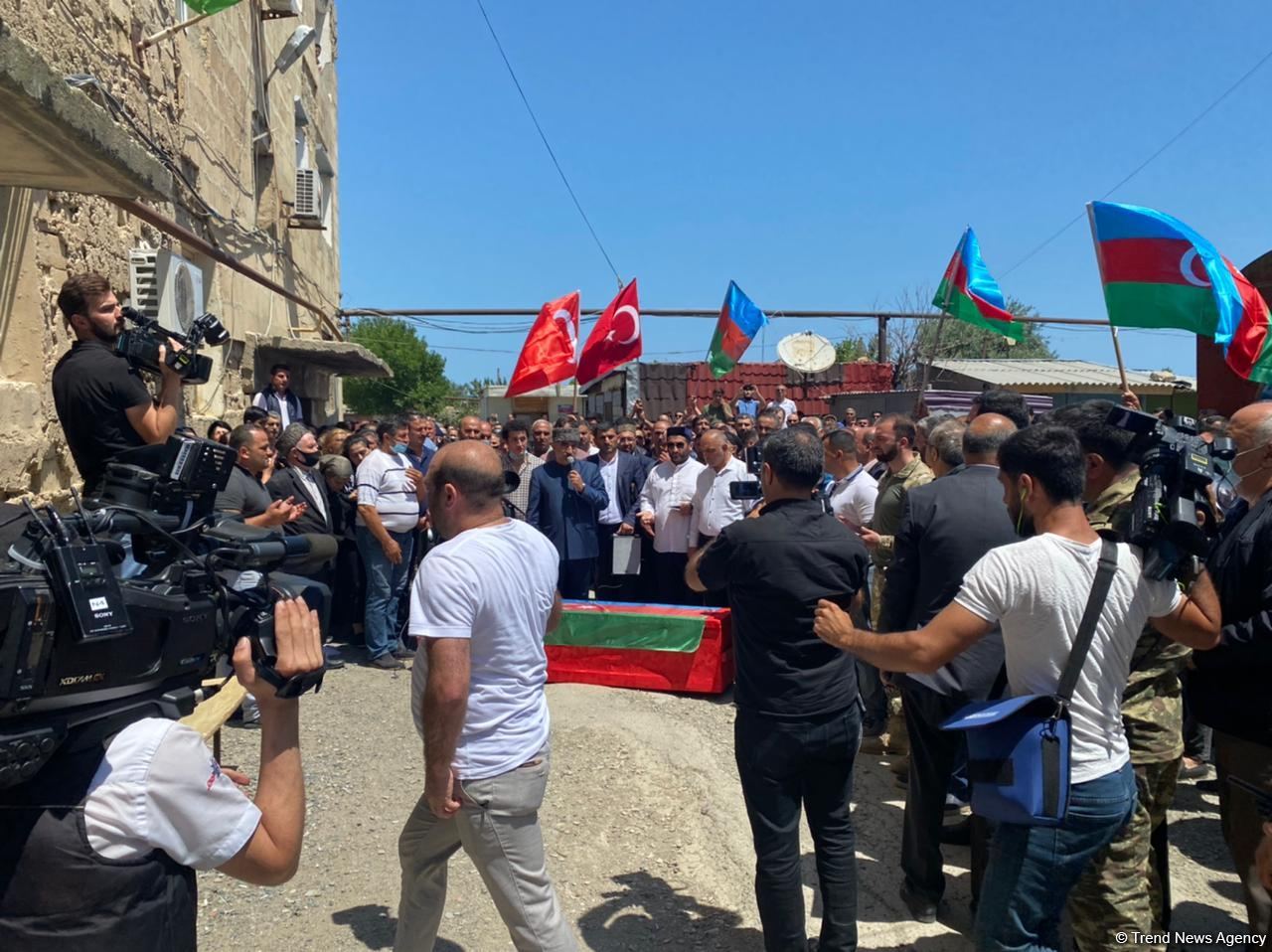В Сумгайыте провожают в последний путь оператора AzTV Сираджа Абышова (ФОТО)