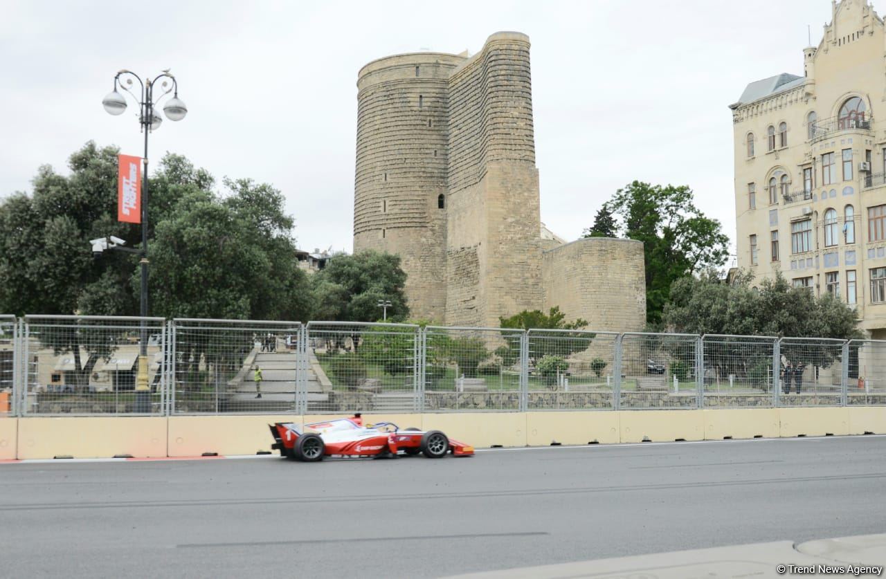 F2 Sprint Race 3 starts in Baku (PHOTO)
