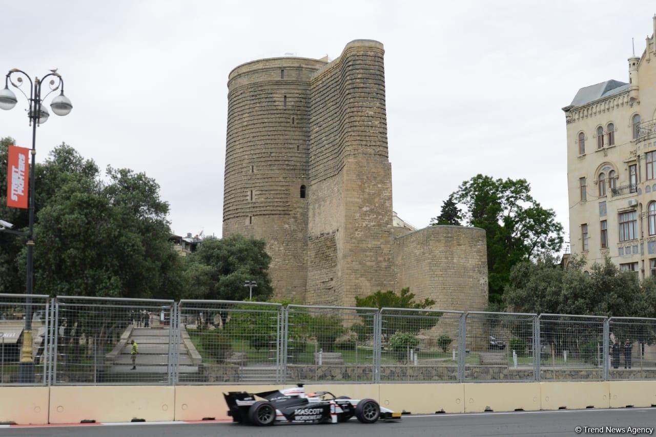 F2 Sprint Race 3 starts in Baku (PHOTO)