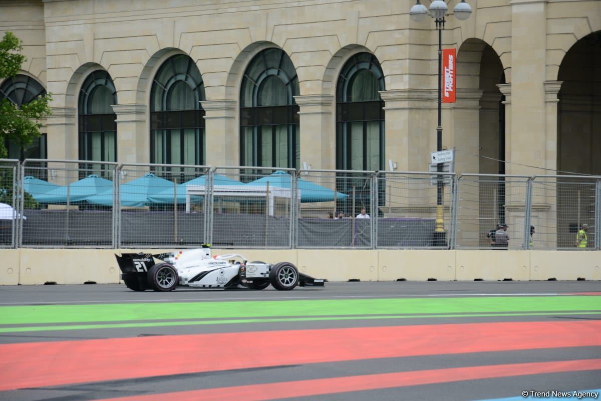 F2 Sprint Race 3 starts in Baku (PHOTO)
