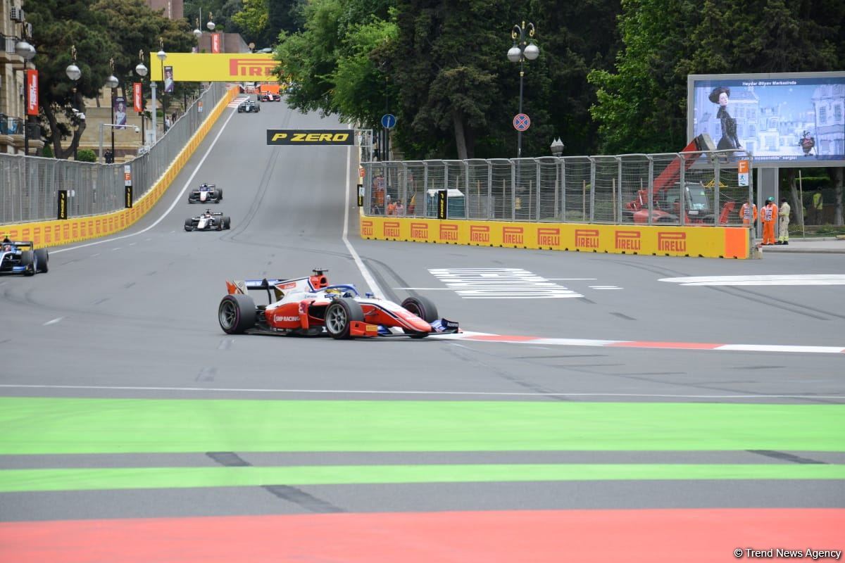 F2 Sprint Race 3 starts in Baku (PHOTO)