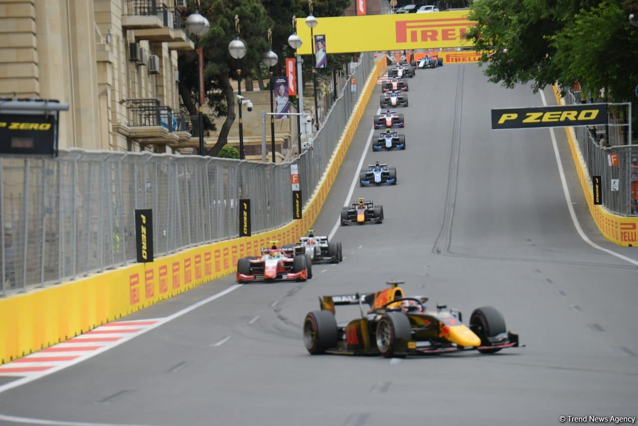 F2 Sprint Race 3 starts in Baku (PHOTO)