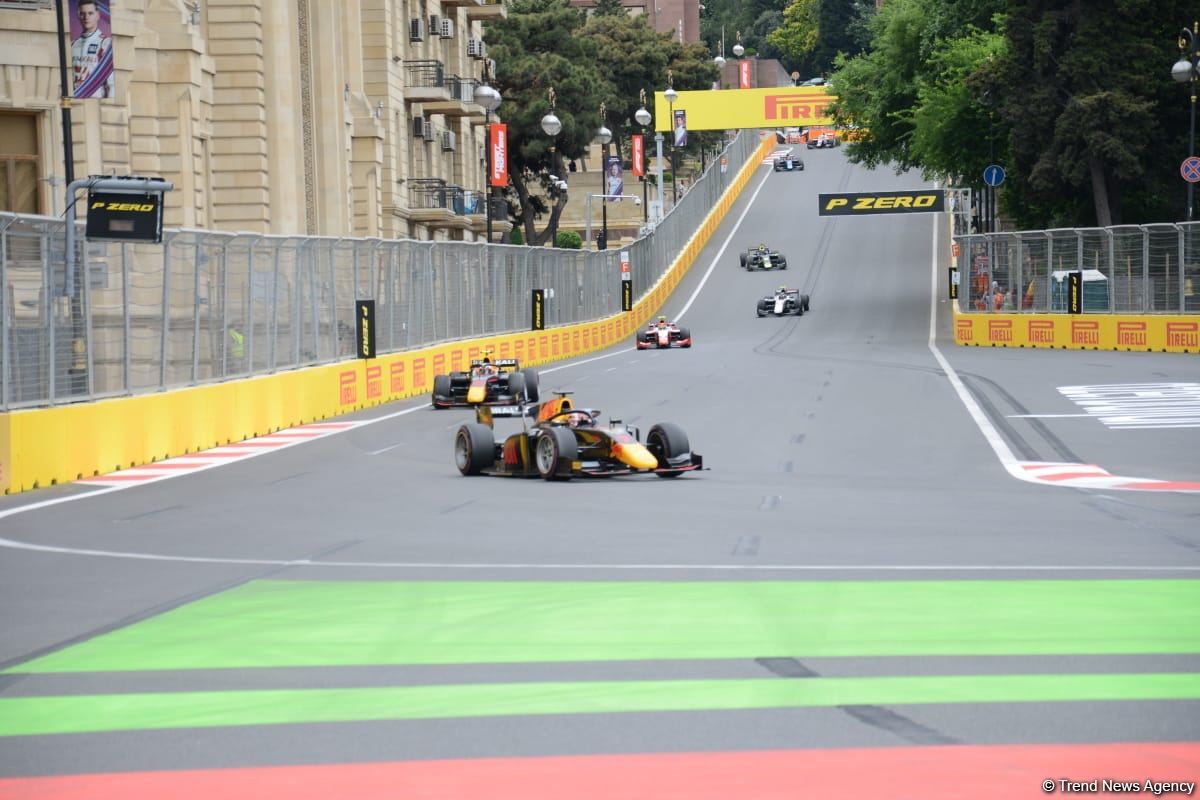 F2 Sprint Race 3 starts in Baku (PHOTO)