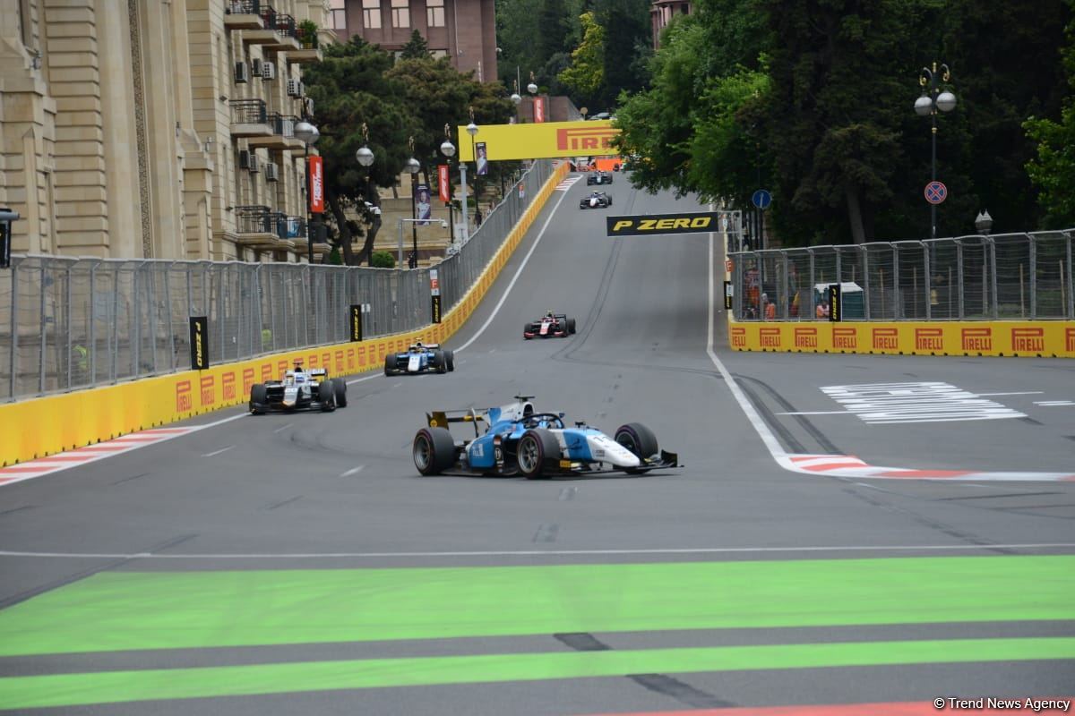 F2 Sprint Race 3 starts in Baku (PHOTO)