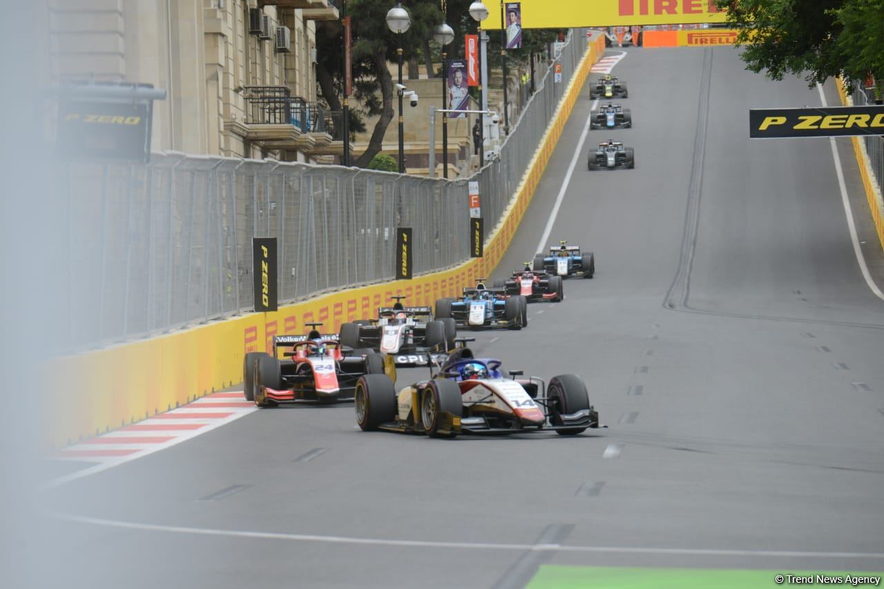 F2 Sprint Race 3 starts in Baku (PHOTO)