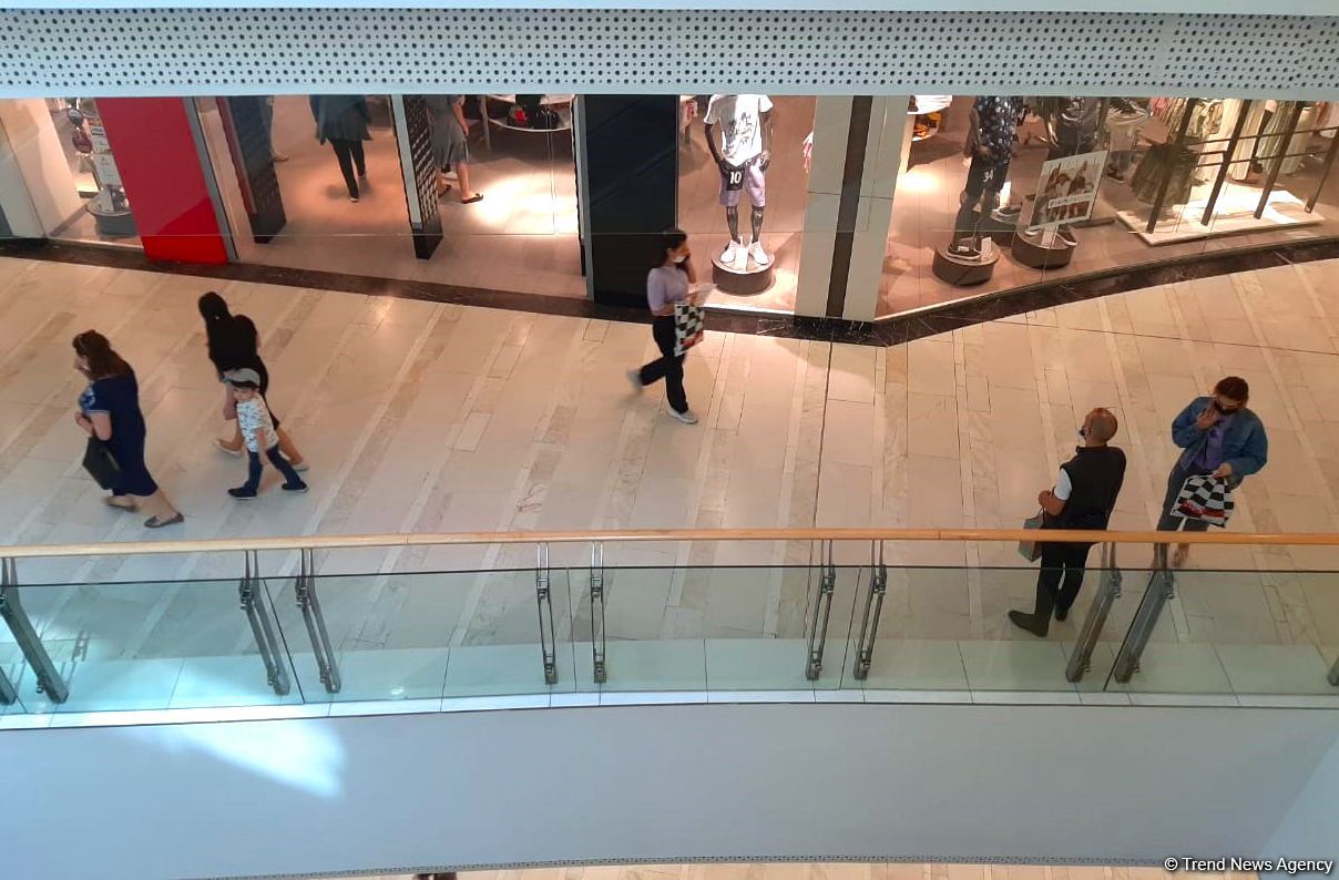 В Азербайджане в крупных торговых центрах и дворцах торжеств отменяется паспорт COVID-19