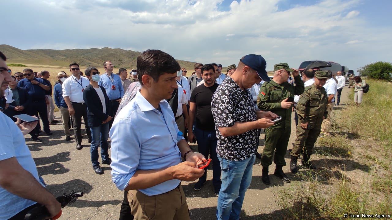 Началась поездка представителей дипломатического корпуса в Агдам (ФОТО)