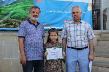На тротуаре одной из бакинских улиц появился вернисаж (ФОТО)