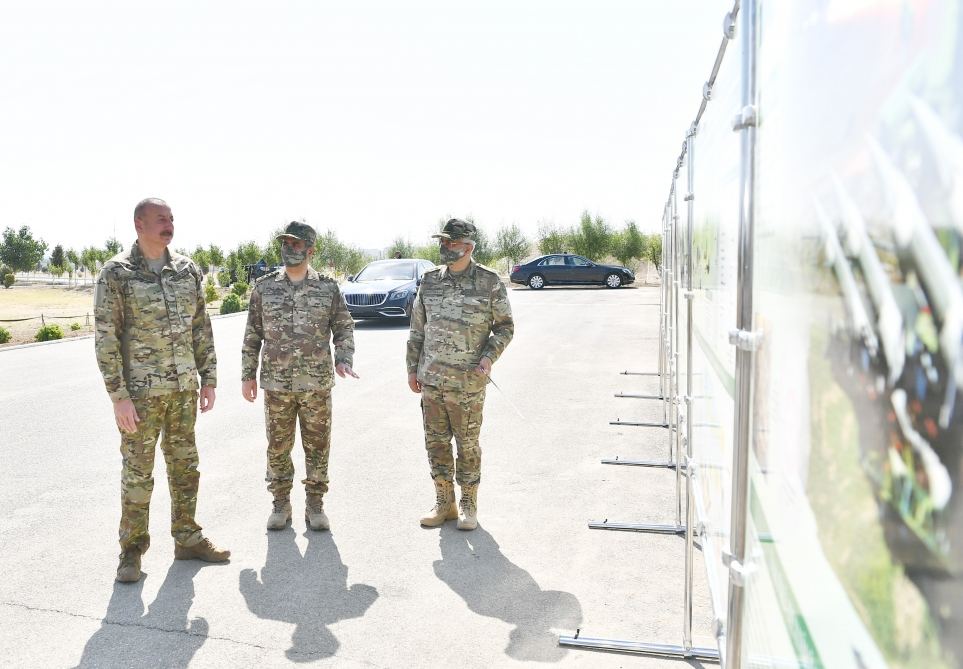 Президент Ильхам Алиев ознакомился с условиями, созданными в новом военном городке Военно-воздушных сил Министерства обороны и служебных квартирах для семей военнослужащих (ФОТО/ВИДЕО)