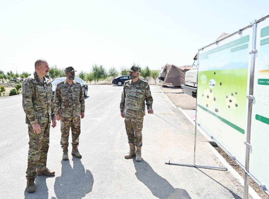 Президент Ильхам Алиев ознакомился с условиями, созданными в новом военном городке Военно-воздушных сил Министерства обороны и служебных квартирах для семей военнослужащих (ФОТО/ВИДЕО)