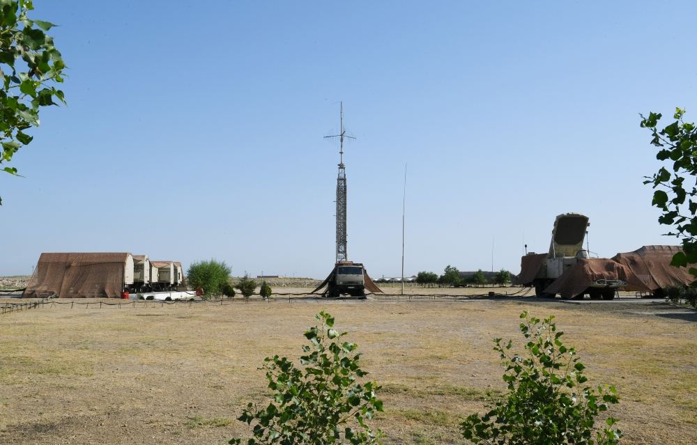 Президент Ильхам Алиев ознакомился с условиями, созданными в новом военном городке Военно-воздушных сил Министерства обороны и служебных квартирах для семей военнослужащих (ФОТО/ВИДЕО)