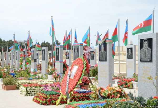 В Баку чтят память генерал-майора Полада Гашимова и полковника Ильгара Мирзоева (ФОТО)