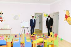 Президент Ильхам Алиев принял участие в церемонии вручения квартир и автомобилей семьям шехидов и ветеранам войны в поселке Ходжасан (ФОТО/ВИДЕО)