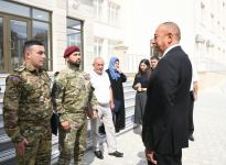 Президент Ильхам Алиев принял участие в церемонии вручения квартир и автомобилей семьям шехидов и ветеранам войны в поселке Ходжасан (ФОТО/ВИДЕО)