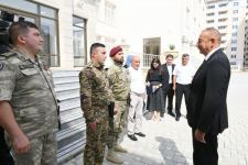 Президент Ильхам Алиев принял участие в церемонии вручения квартир и автомобилей семьям шехидов и ветеранам войны в поселке Ходжасан (ФОТО/ВИДЕО)