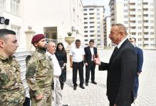 Президент Ильхам Алиев принял участие в церемонии вручения квартир и автомобилей семьям шехидов и ветеранам войны в поселке Ходжасан (ФОТО/ВИДЕО)