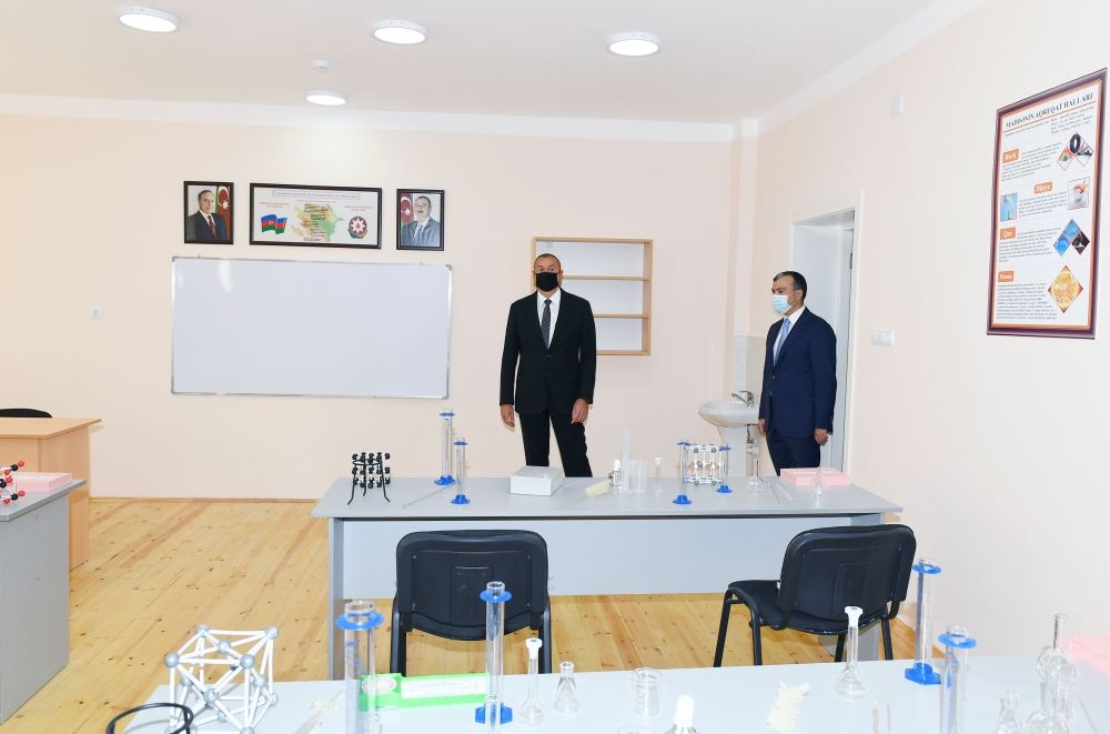 Президент Ильхам Алиев принял участие в церемонии вручения квартир и автомобилей семьям шехидов и ветеранам войны в поселке Ходжасан (ФОТО/ВИДЕО)