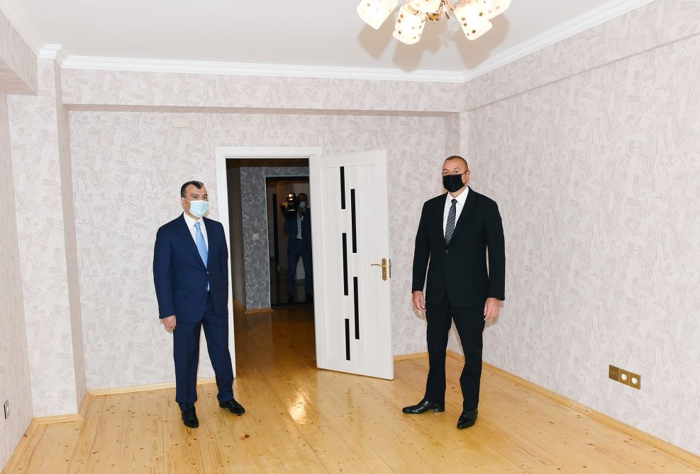 Президент Ильхам Алиев принял участие в церемонии вручения квартир и автомобилей семьям шехидов и ветеранам войны в поселке Ходжасан (ФОТО/ВИДЕО)