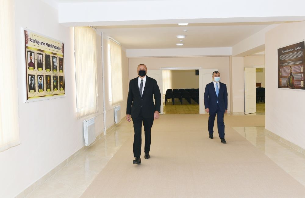 Президент Ильхам Алиев принял участие в церемонии вручения квартир и автомобилей семьям шехидов и ветеранам войны в поселке Ходжасан (ФОТО/ВИДЕО)