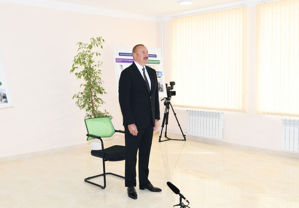 Президент Ильхам Алиев принял участие в церемонии вручения квартир и автомобилей семьям шехидов и ветеранам войны в поселке Ходжасан (ФОТО/ВИДЕО)