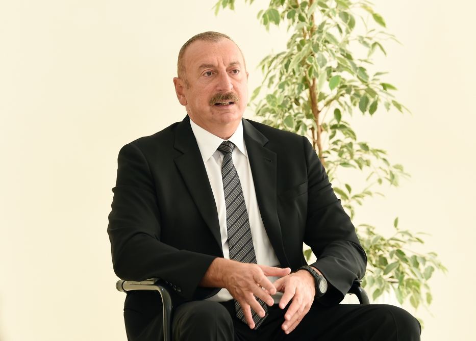 Президент Ильхам Алиев принял участие в церемонии вручения квартир и автомобилей семьям шехидов и ветеранам войны в поселке Ходжасан (ФОТО/ВИДЕО)