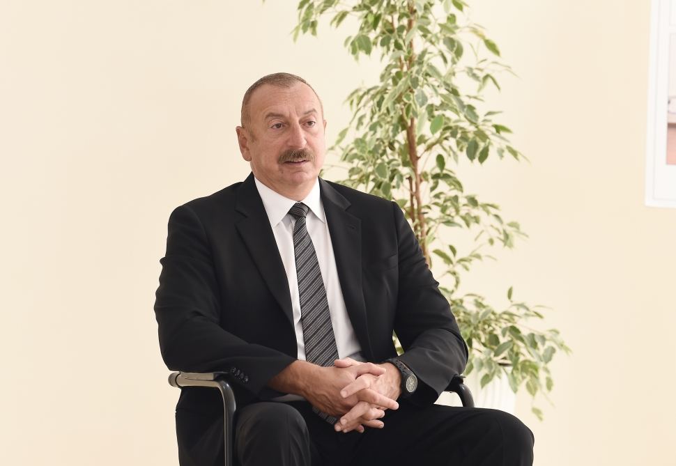 Президент Ильхам Алиев принял участие в церемонии вручения квартир и автомобилей семьям шехидов и ветеранам войны в поселке Ходжасан (ФОТО/ВИДЕО)