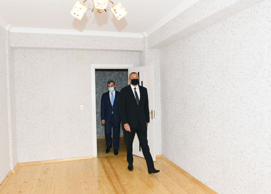 Президент Ильхам Алиев принял участие в церемонии вручения квартир и автомобилей семьям шехидов и ветеранам войны в поселке Ходжасан (ФОТО/ВИДЕО)