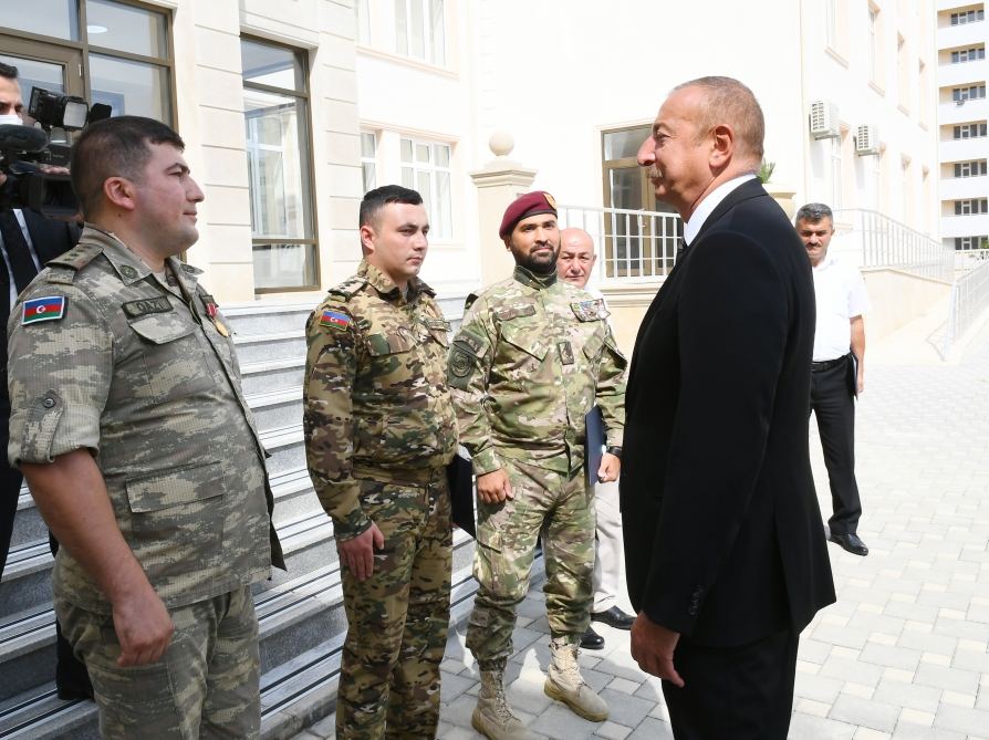 Президент Ильхам Алиев принял участие в церемонии вручения квартир и автомобилей семьям шехидов и ветеранам войны в поселке Ходжасан (ФОТО/ВИДЕО)