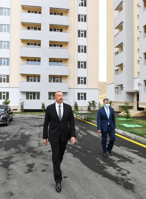 Президент Ильхам Алиев принял участие в церемонии вручения квартир и автомобилей семьям шехидов и ветеранам войны в поселке Ходжасан (ФОТО/ВИДЕО)
