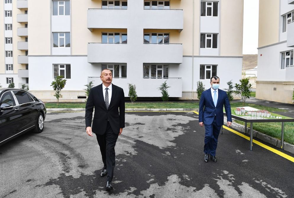 Президент Ильхам Алиев принял участие в церемонии вручения квартир и автомобилей семьям шехидов и ветеранам войны в поселке Ходжасан (ФОТО/ВИДЕО)