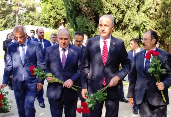 Turkey's ruling party delegation visits Alley of Honor, Alley of Martyrs in Baku (PHOTO)