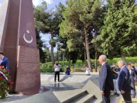 Turkey's ruling party delegation visits Alley of Honor, Alley of Martyrs in Baku (PHOTO)