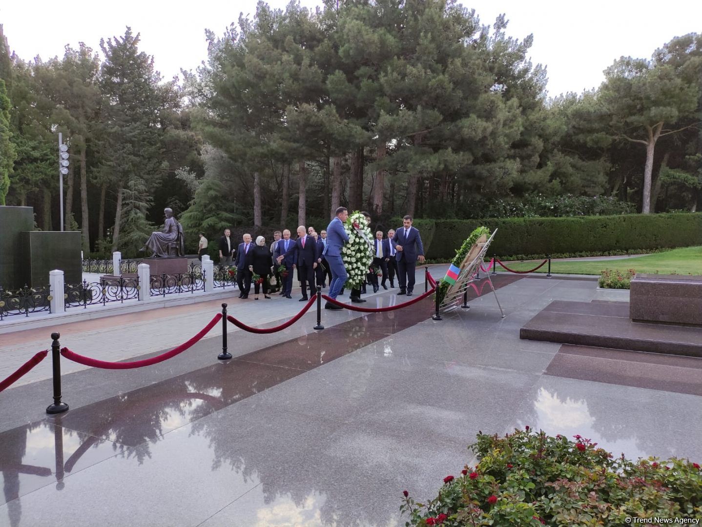 Turkey's ruling party delegation visits Alley of Honor, Alley of Martyrs in Baku (PHOTO)
