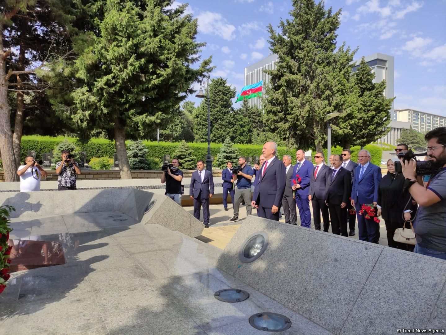 Turkey's ruling party delegation visits Alley of Honor, Alley of Martyrs in Baku (PHOTO)
