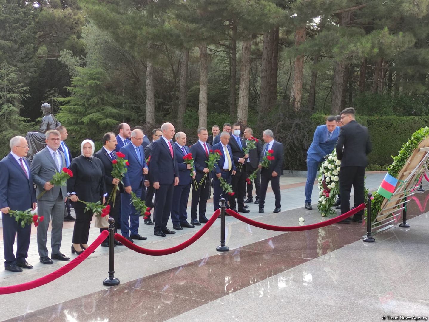 Turkey's ruling party delegation visits Alley of Honor, Alley of Martyrs in Baku (PHOTO)