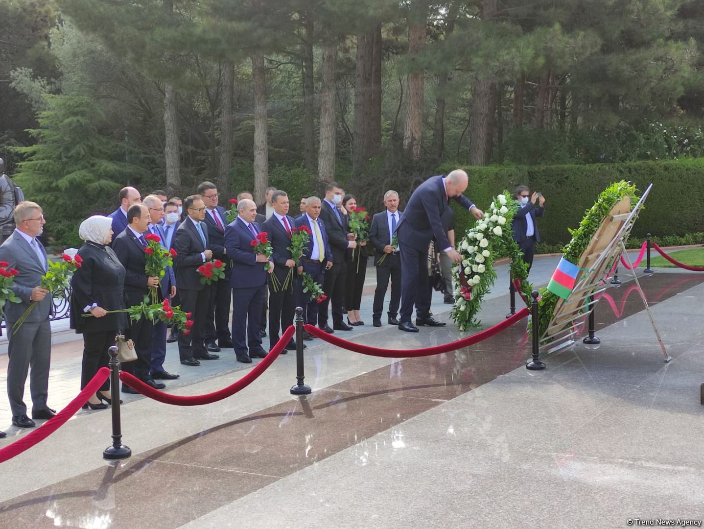 Turkey's ruling party delegation visits Alley of Honor, Alley of Martyrs in Baku (PHOTO)