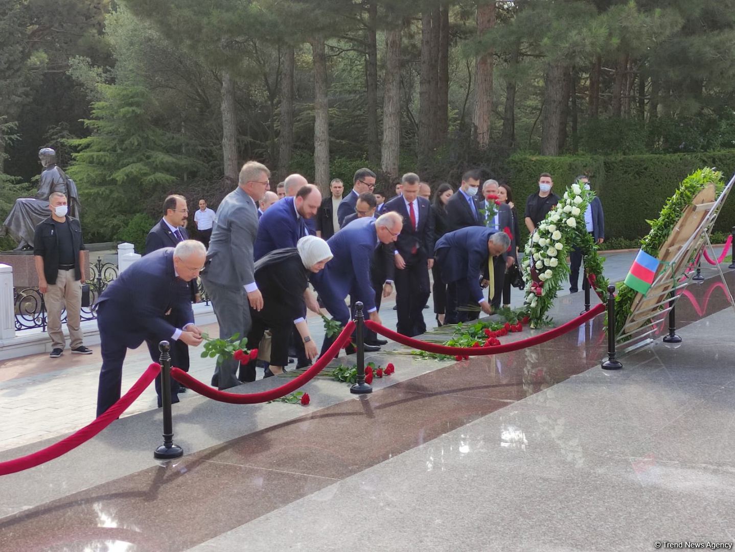 Turkey's ruling party delegation visits Alley of Honor, Alley of Martyrs in Baku (PHOTO)